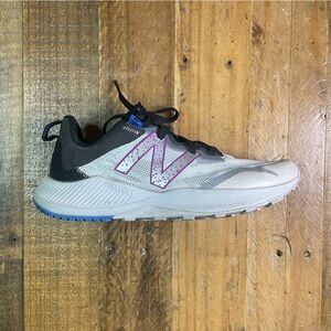 New Balance Women’s Trail Runner Size 8 Light Aluminum/Poisonberry WTNTRLG4 Used